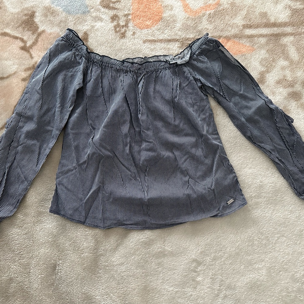 Women’s Guess Long Sleeve Off-the-shoulder Top (size S)